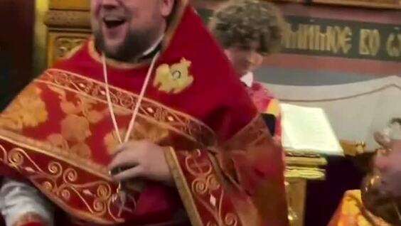 
        Священник окатил людей святой водой прямо из&nbsp;чаши    