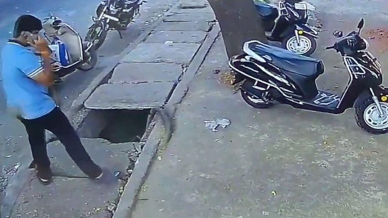 
        Мужчина провалился в&nbsp;яму, наступив на&nbsp;край плитки    