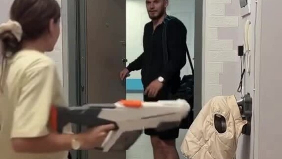 
        Девушка встречает мужа с&nbsp;водяным бластером и&nbsp;&laquo;требует цветы&raquo;    