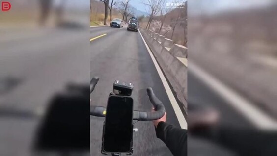 
        Велосипедист слишком разогнался на&nbsp;трассе и&nbsp;улетел в&nbsp;кювет    