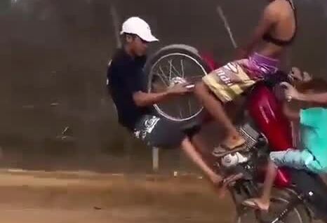 
        Опасный трюк на&nbsp;мотоцикле закончился неудачей    