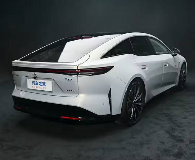 Toyota представила доступный электроседан с запасом хода до 700 км