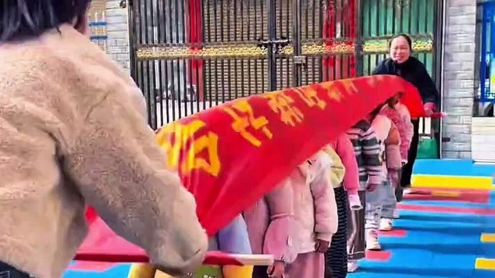 
        Учителя показали ученикам, что&nbsp;такое статическое электричество    