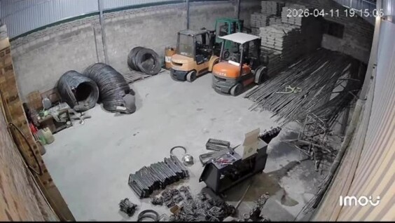 
        Большие катушки с&nbsp;проволокой упали на&nbsp;ноги работнику    