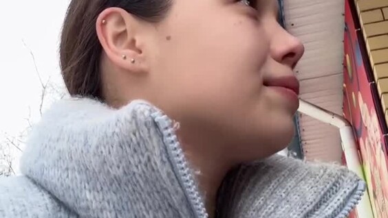 
        Девушка порадовала одинокого пожилого мужчину тёплым жестом заботы    