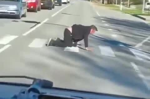 
        Латыш переползает дорогу    