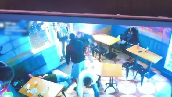 
        В&nbsp;Севастополе трое мужчин избили семейную пару в&nbsp;баре после того, как&nbsp;супруг заступился за&nbsp;возлюбленную    