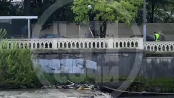 
        Мужчина выкинул электросамокаты в&nbsp;реку в&nbsp;Сочи    