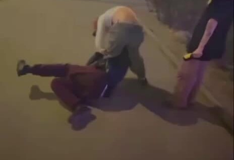 
        Пьяный мужчина пристал к&nbsp;подросткам-неформалам    