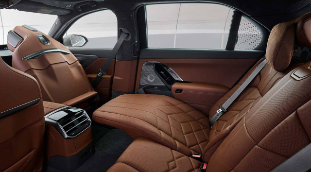 Новая BMW 7-й серии: гибриды, &laquo;электрички&raquo; и 31-дюймовый экран в потолке