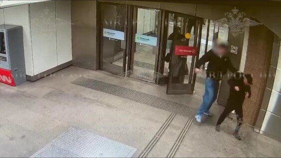 
        Пьяный москвич угрожал пистолетом мужчине в&nbsp;метро    