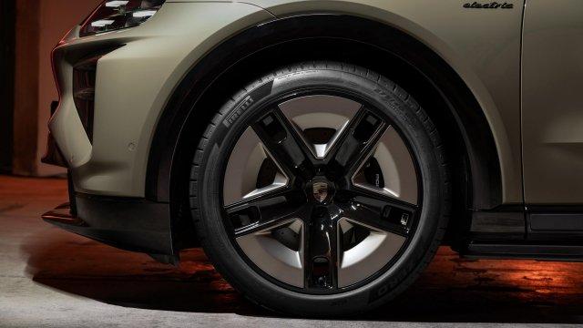 Один из самых быстрых серийных кроссоверов в мире представили Porsche &mdash; Cayenne Coupé Electric