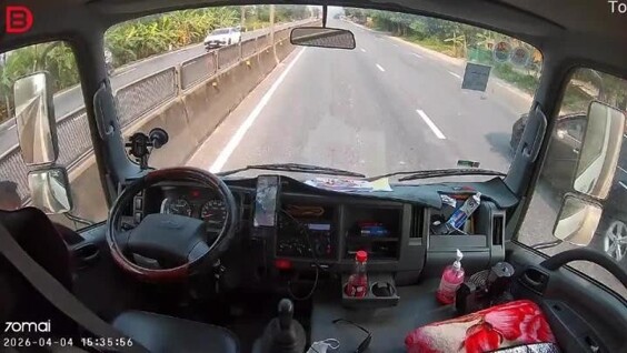 
        Вьетнамский водитель спас ребёнка на&nbsp;оживлённой трассе    