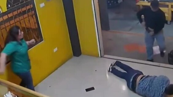 
        Полицейский в&nbsp;штатском предотвратил ограбление ресторана    