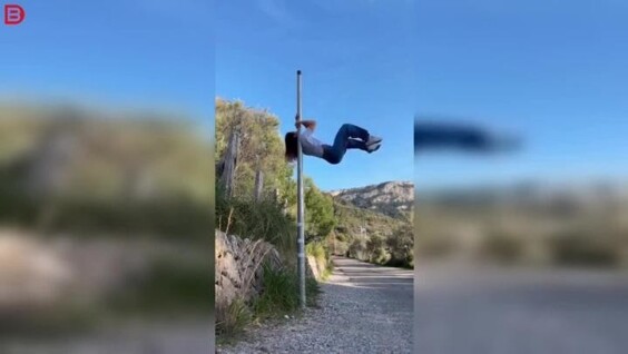 
        Девушка неудачно выполнила трюк на&nbsp;пилоне    