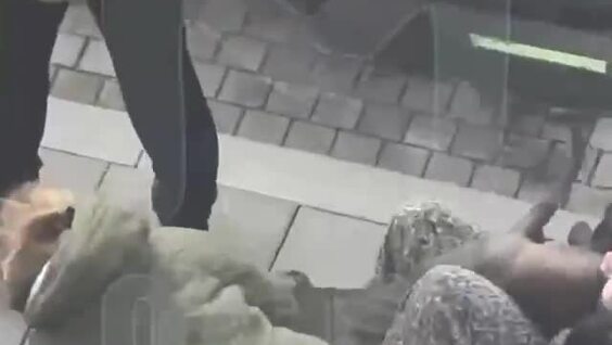 Псы сцепились на улице — разнимать пришлось радикально
Псы сцепились на улице — разнимать пришлось радикально