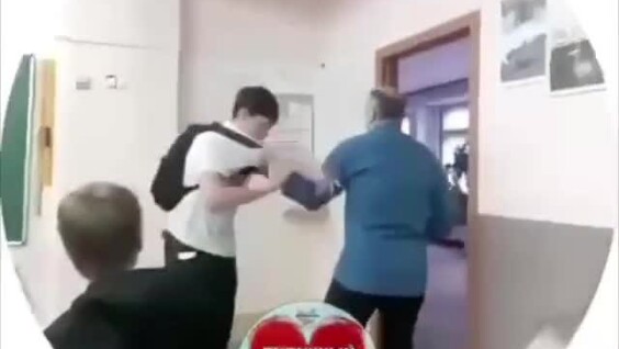 
        В&nbsp;Кузбассе оскорбление учителя закончилось для&nbsp;ученика дракой с&nbsp;педагогом    