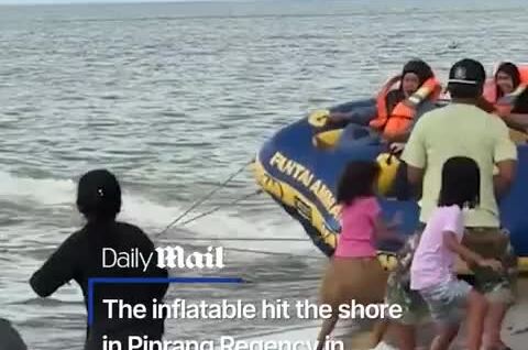 В Индонезии туристов выбросило с надувной лодки на людей
В Индонезии туристов выбросило с надувной лодки на людей