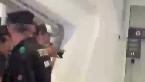 
        Активисты заблокировали выход в&nbsp;аэропорту &mdash; полиция с&nbsp;дубинками быстро навела порядок    
