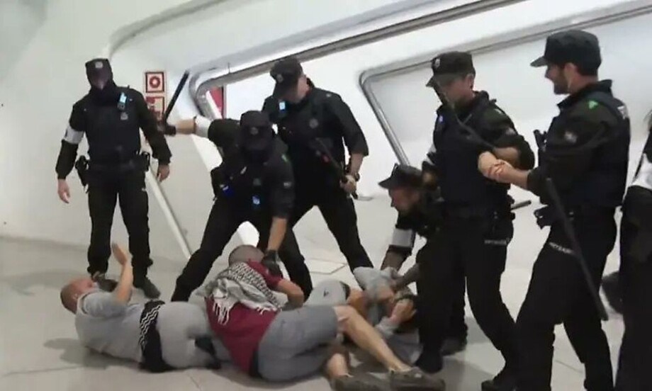 
        Активисты заблокировали выход в&nbsp;аэропорту &mdash; полиция с&nbsp;дубинками быстро навела порядок    