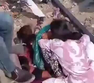 Люди чудом выжили, застряв в узком зазоре, пока мимо мчался поезд
Люди чудом выжили, застряв в узком зазоре, пока мимо мчался поезд