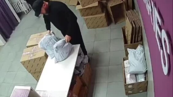 Помощь с покупками закончилась треснувшим столом в пункте выдачи
Помощь с покупками закончилась треснувшим столом в пункте выдачи