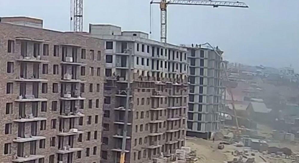 
        Рабочие упали с&nbsp;высоты на&nbsp;стройке в&nbsp;Бурятии    