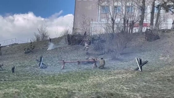 
        Пьяный мужчина отобрал пистолет у&nbsp;актера реконструкции и&nbsp;побежал на&nbsp;&laquo;немцев&raquo;    