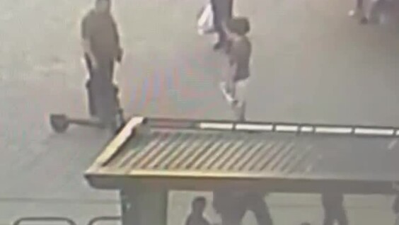 
        Пьяный прохожий избил 18-летнего уличного музыканта в&nbsp;центре Воронежа    