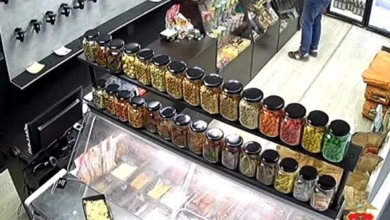 
        В&nbsp;деревне Петровское пьяный местный житель пришел в&nbsp;магазин и&nbsp;начал палить из&nbsp;обреза    