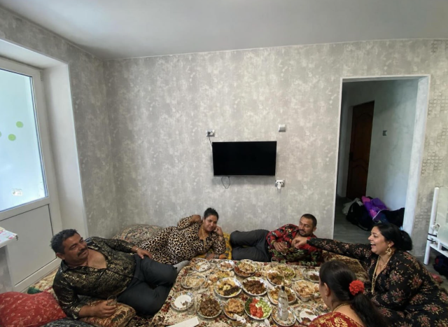 Дизайн-комната из комментариев: пользователю предложили &ldquo;безумные&rdquo; варианты мебели для квартиры