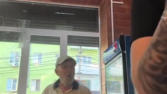 
        В&nbsp;Москве пенсионер устроил скандал с&nbsp;девушкой из-за её&nbsp;внешнего вида    