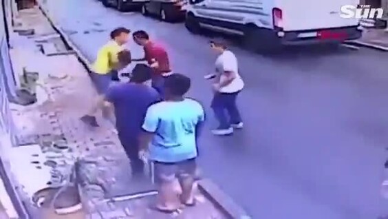 
        Подросток в&nbsp;Турции поймал выпавшую из&nbsp;окна маленькую девочку    
