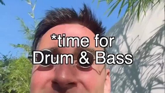 
        Парень нашёл "поющие" ворота и&nbsp;превратил их&nbsp;в&nbsp;мощный Drum & Bass трек    