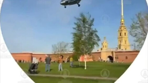 На территории Петропавловской крепости вертолёт во время посадки сдул детскую коляску
На территории Петропавловской крепости вертолёт во время посадки сдул детскую коляску