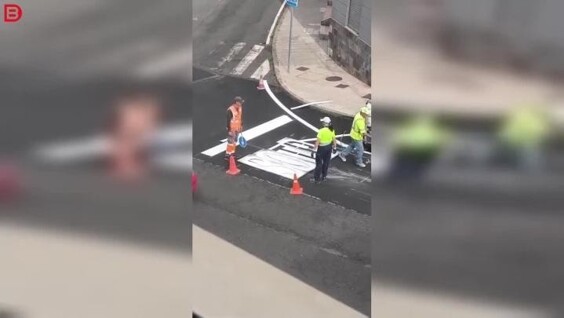 
        Рабочие перепутали буквы при&nbsp;разметке дороги    