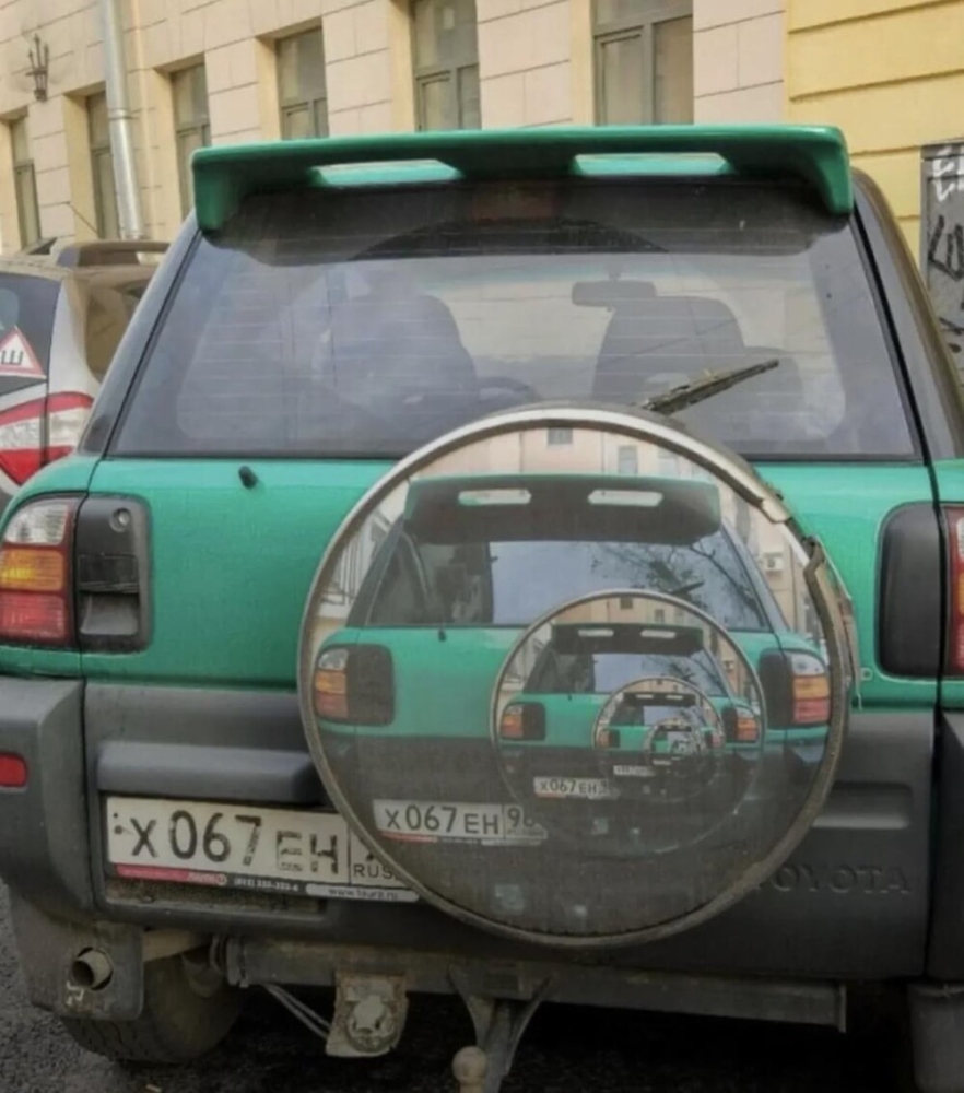 
        35&nbsp;фотографий забавного абсурда, который нас&nbsp;окружает    