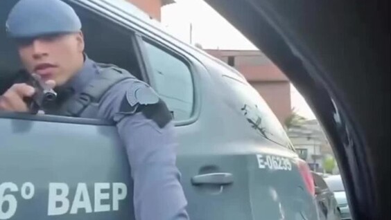 
        В&nbsp;Сан-Паулу патрульный автомобиль военной полиции остановил мужчину посреди улицы    