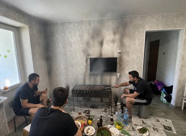 Дизайн-комната из комментариев: пользователю предложили &ldquo;безумные&rdquo; варианты мебели для квартиры