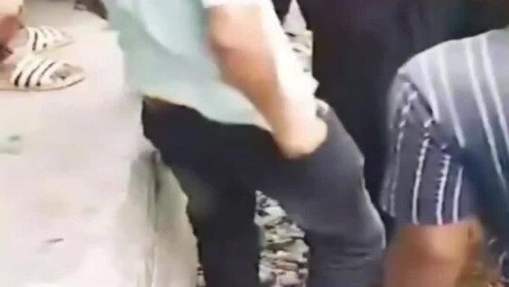 
        В&nbsp;Бангладеш отец прыгнул под&nbsp;поезд, чтоб спасти своего ребёнка, упавшего на&nbsp;рельсы    