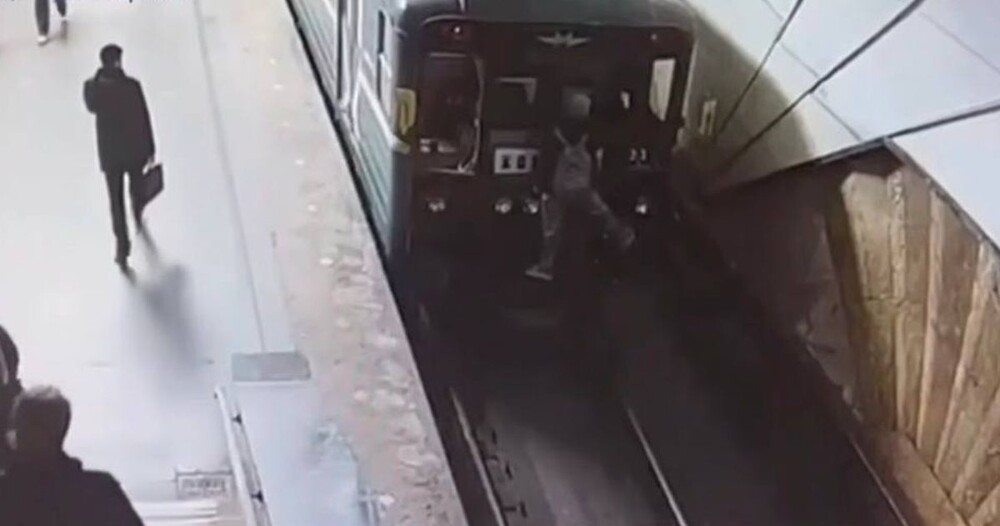
        Нетрезвый пассажир прокатился на&nbsp;хвостовой части поезда в&nbsp;московском метро    