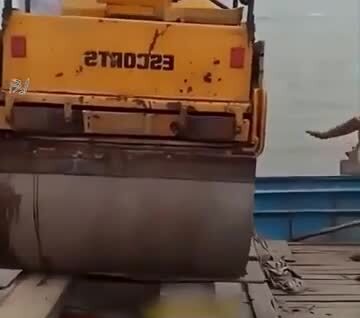 
        Неудачная погрузка дорожного катка     
