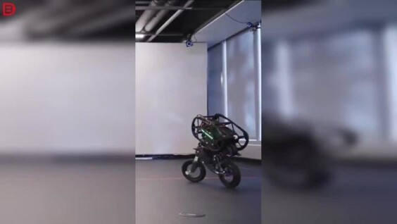 
        Робот на&nbsp;фэтбайке, который выглядит как&nbsp;AI&nbsp;&mdash; но&nbsp;он&nbsp;настоящий    