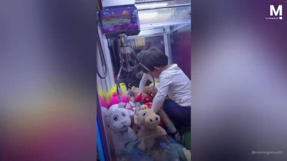 
        Малыш застрял внутри игрового автомата    