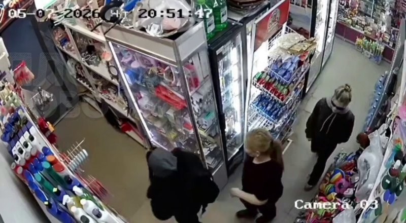
        В&nbsp;Питере девочка оттаскала за&nbsp;волосы продавца в&nbsp;магазине: она&nbsp;разозлилась, что&nbsp;ее&nbsp;поймали на&nbsp;краже    