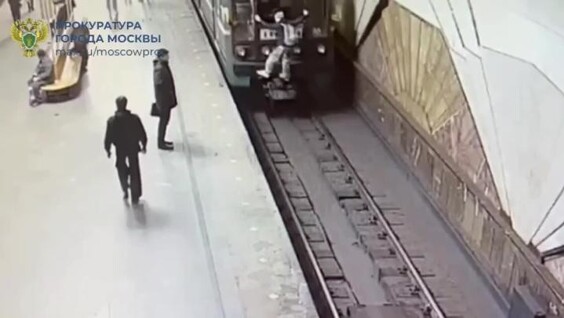 
        Нетрезвый пассажир прокатился на&nbsp;хвостовой части поезда в&nbsp;московском метро    