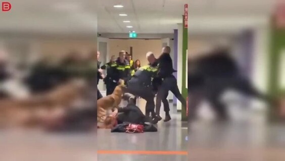 
        Полиция жёстко задерживает женщину и&nbsp;бросает её&nbsp;на&nbsp;пол    