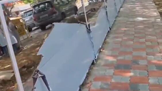 
        Вдоль дорог установили зеркала, чтобы люди не&nbsp;мочились на&nbsp;улицах    