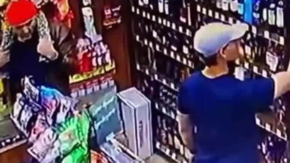 
        Маленькая девочка вынесла бутылку игристого вина из&nbsp;магазина    