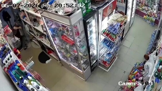 
        В&nbsp;Питере девочка оттаскала за&nbsp;волосы продавца в&nbsp;магазине: она&nbsp;разозлилась, что&nbsp;ее&nbsp;поймали на&nbsp;краже    